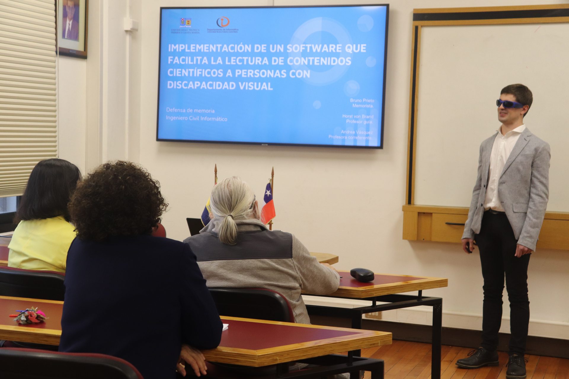 Estudiante con discapacidad visual se titula de Ingeniería Civil  Informática - Universidad Técnica Federico Santa María